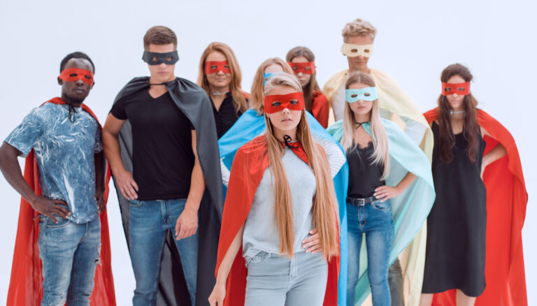 Eine Gruppe Teenager in Superkinder Kostüm